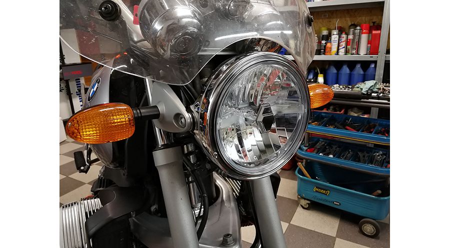 Faros LED, carcasa negra con aro cromado